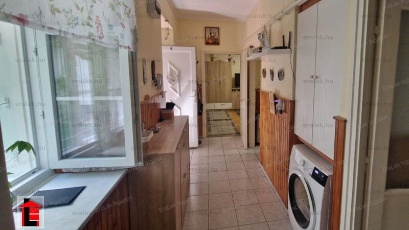 Győr Belvárosi tégla lakás - 2 nagy szoba - külön konyha - teraszos kiülő - 70nm-belső udvar.