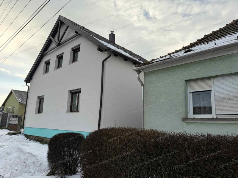 Környén, az Április utcában, teljes körűen felújított családi ház eladó