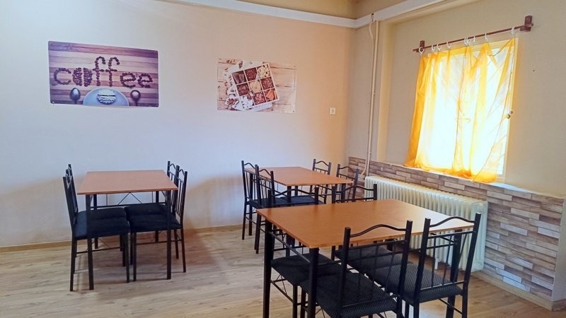 Tiszavasvári PIACÁN – KÉT UTCÁRA NYÍLÓ, TELJESEN FELÚJÍTOTT PRESSZÓ ELADÓ!