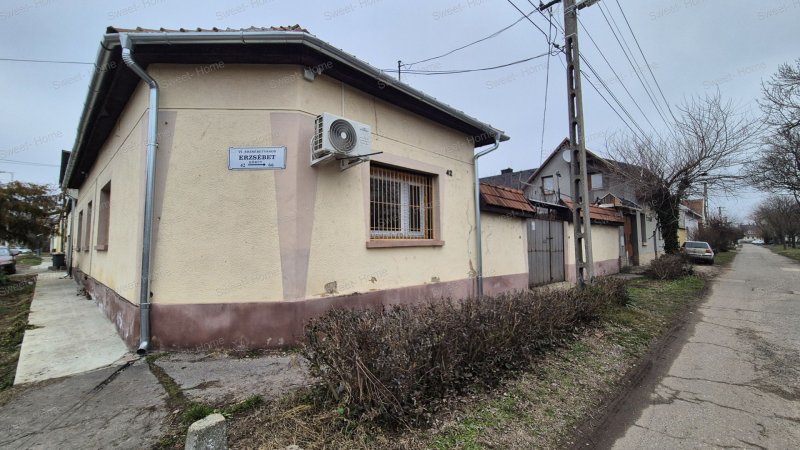 Kecskeméten az Erzsébet körúton eladó egy 100 nm-es, 3 szobás, hitelezhető, részben felújított ház!