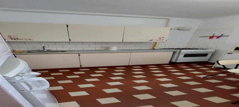 3 magyar egyetista részére 3 szobás lakás a Poroszlay úton kiadó!