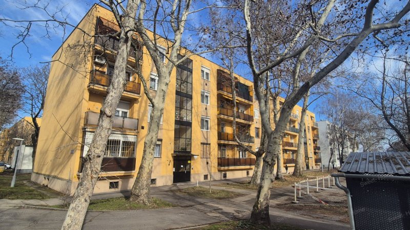 Kecskeméten a Rávágy Téren eladó egy 2. emeleti,1,5 szobás, felújított, szép lakás!