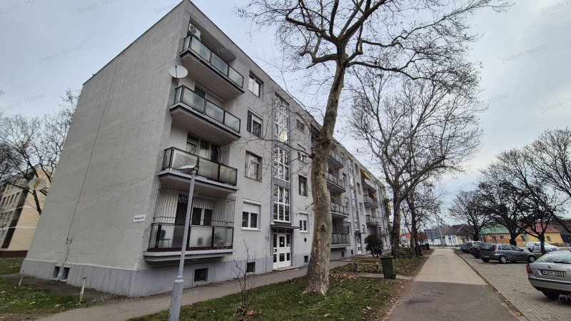 Kecskeméten, a Rávágy téren eladó egy 3. emeleti 41 nm-es, 1 szobás, erkélyes lakás.