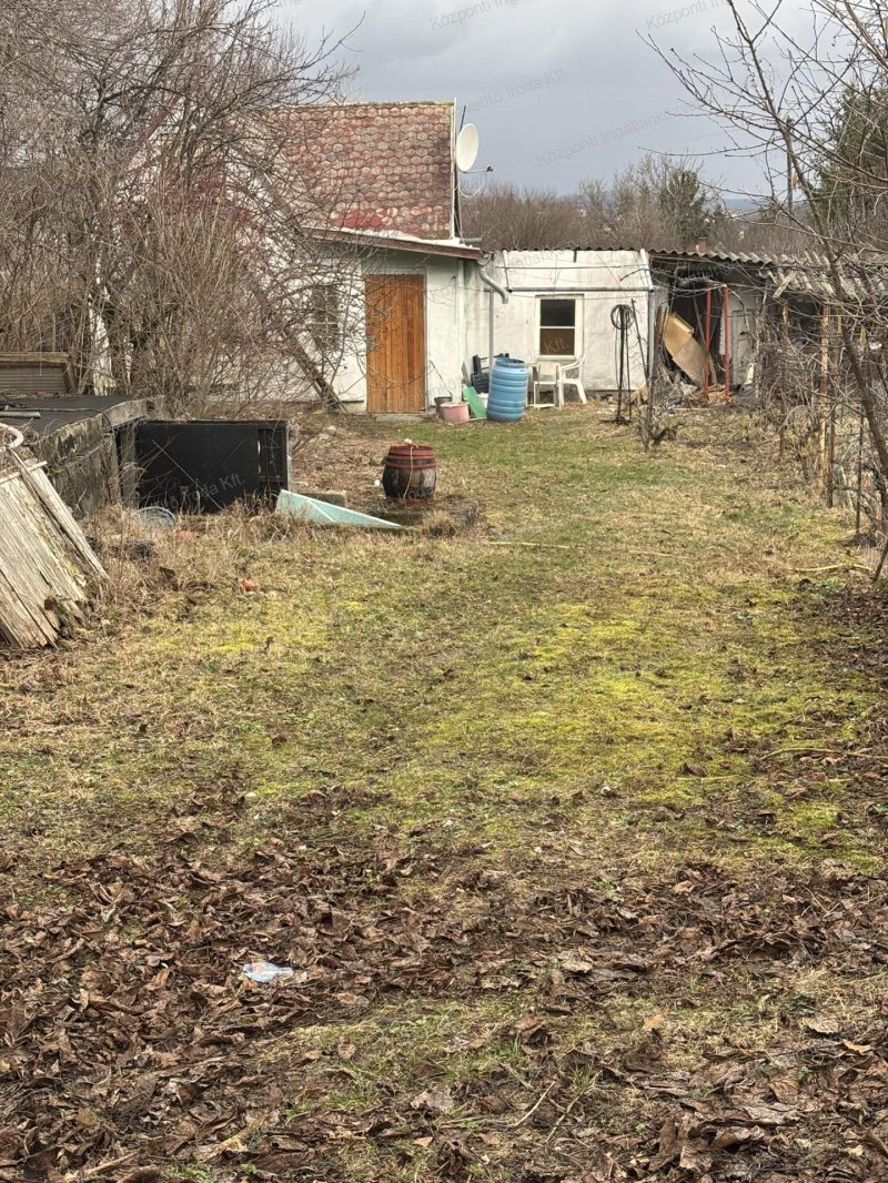 Tatabányán Barackosban, kert házikóval eladó