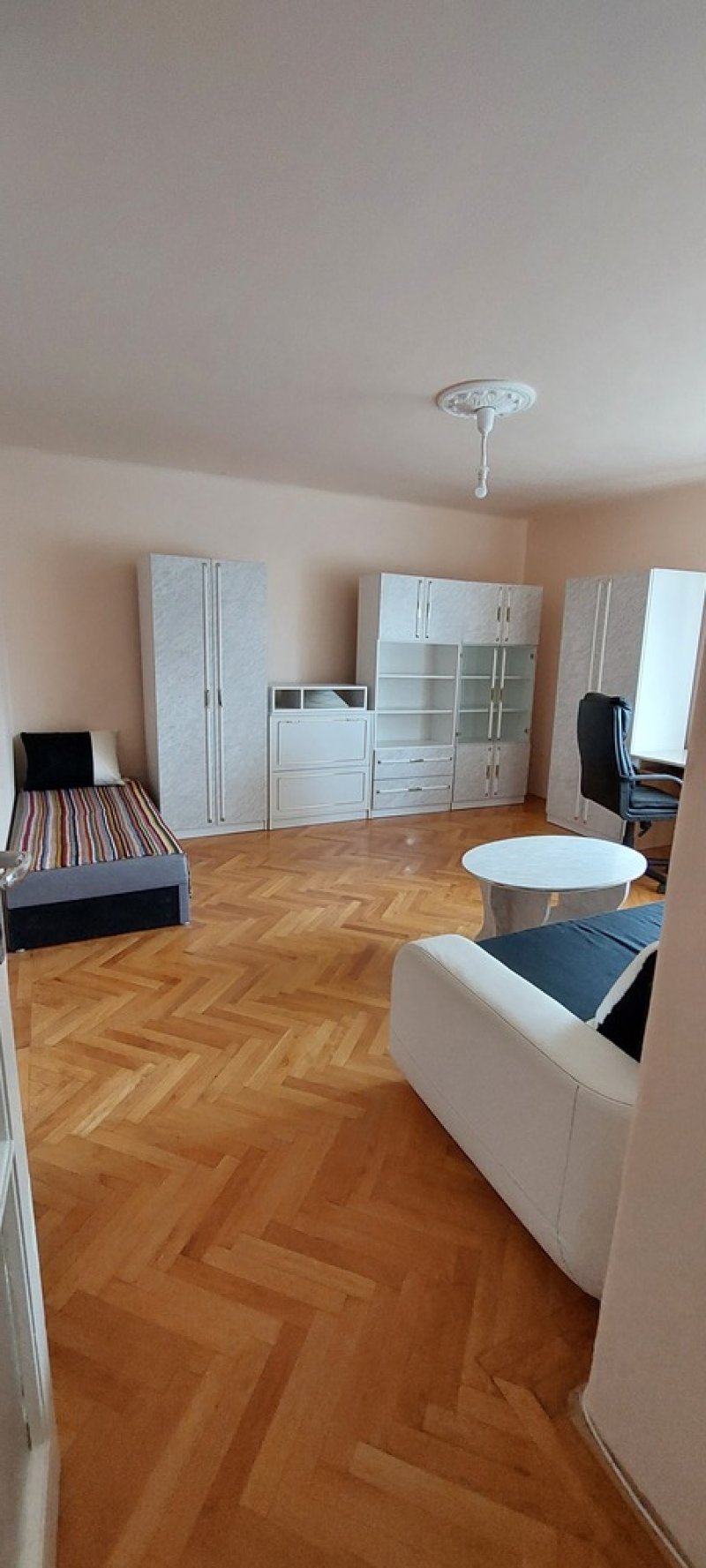 3 magyar egyetemistának lakás kiadó
