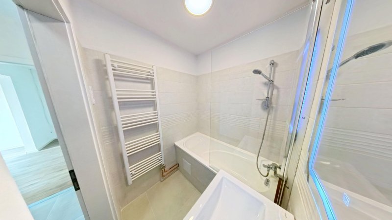 VADONATÚJJÁ VARÁZSOLT PANORÁMÁS, azonnal költözhető lakás Veszprém Halle utcában eladó.