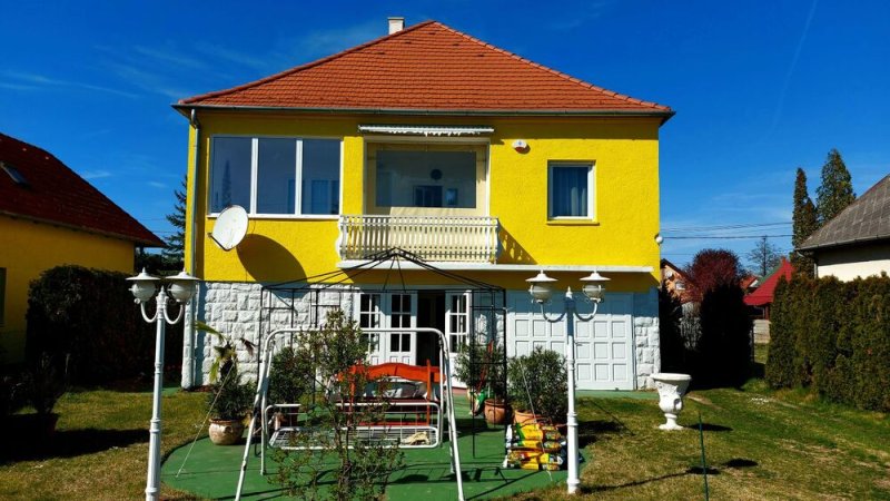Balatonmáriafürdőn 4 szobás családi ház eladó