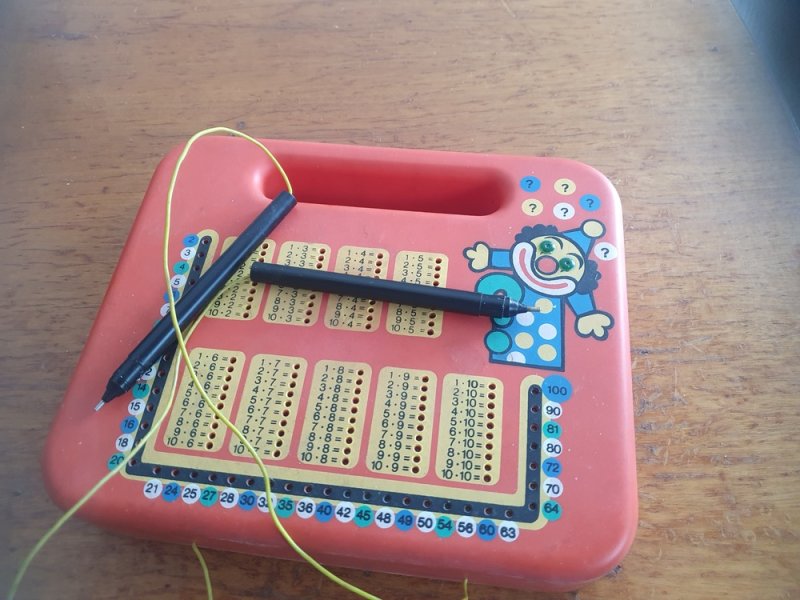 retro elektronikus szorzó tábla játék
