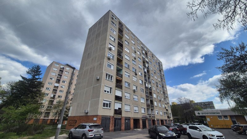 Eladó Kecskeméten az Akadémia Krt.-on, liftes társasházban egy 1,5 szobás, felújított, erkélyes, szép lakás!