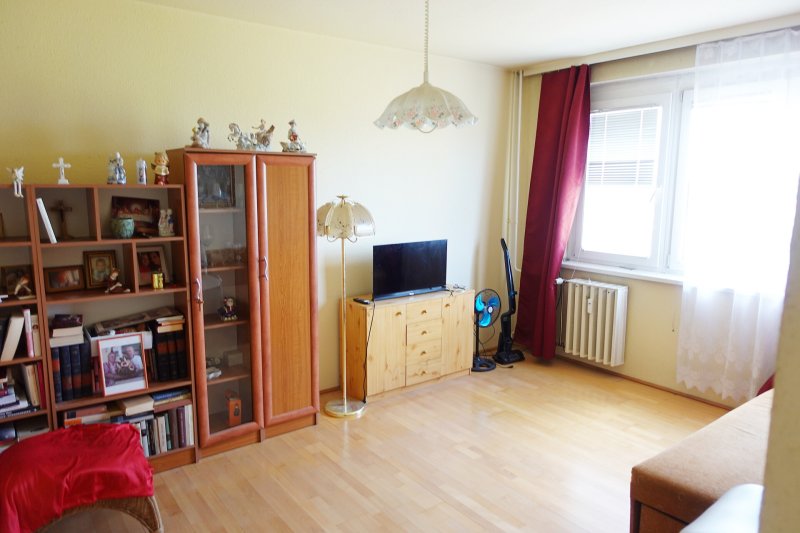 Jó állapotú, 1,5 szobás PANORÁMÁS LAKÁS eladó Veszprém Jutasi úton..