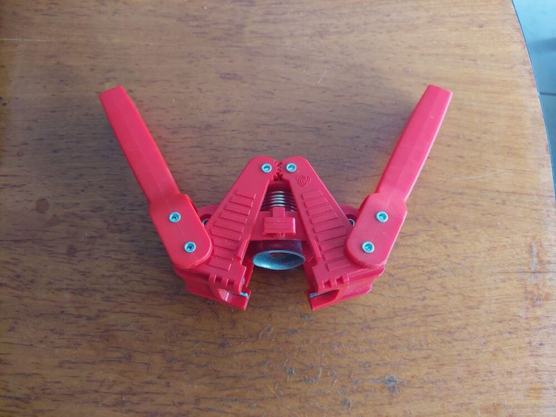 KÉZI KORONAZÁRÓ - FERRARI 26/29 mm méretű szorítófejes kupakozó palacküveghez(söröskupak)