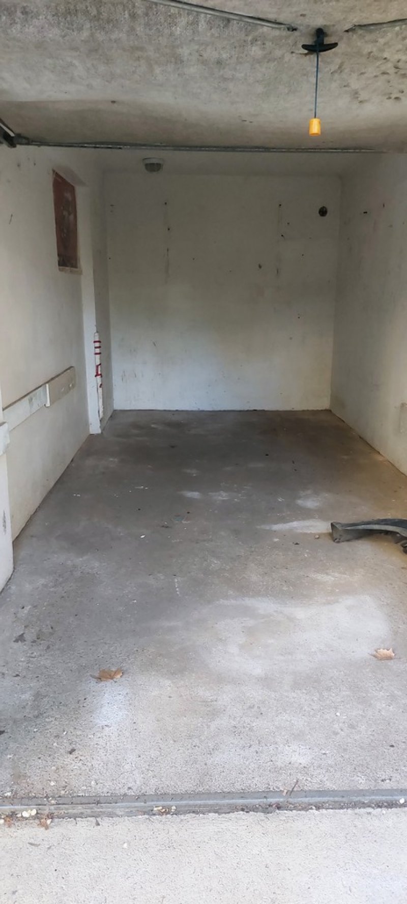 Kishegyesi úton 14nm-es garázs eladó!