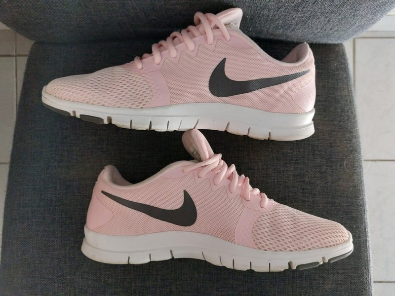 Női Nike sportcipő. Megkímélt-szép állapotban . 39 méret