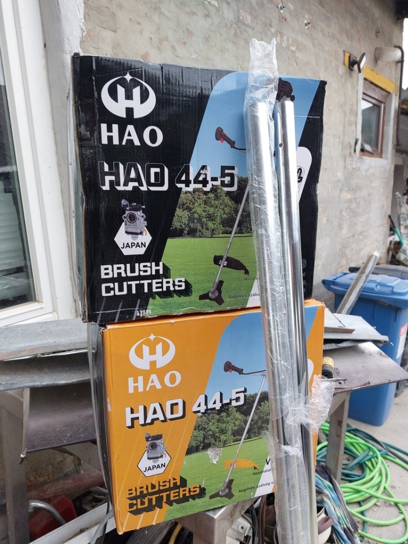 HAO 44-5 Benzinmotoros Fűkasza és Bozótvágó 43 cm³ 2 ütem dobozában bontatlan szár tartozék. Specifikációk:  Motortípus: Kétütemű benzinmotor Teljesítmény: 1,25 kW (1,7 LE) Fordulatszám: 6400 ford./perc (max. 9800 ford./perc) Hengerűrtartalom: 43 cm³ Üzemanyagtartály kapacitása: 0,6 l Zajszint: 112 dB Vágási szélesség: Damilos vágófej: 43 cm, 3 fogú vágótárcsa: 25 cm Damil vastagság: 2,4 mm Fogantyú típusa: U alakú fogantyú Súly: 7,8 kg Ár;25 ezer ft.