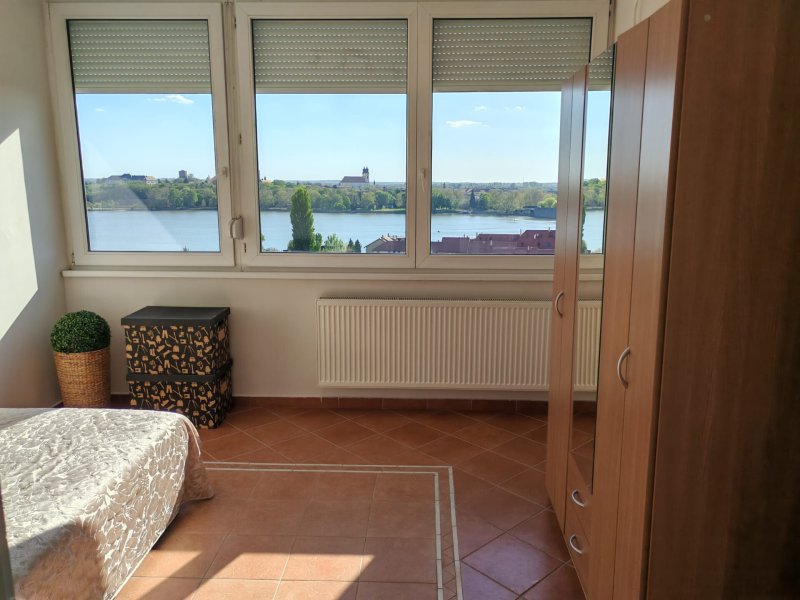 Ébredjen minden nap az Öreg-tó és a tatai vár lenyűgöző panorámájára!