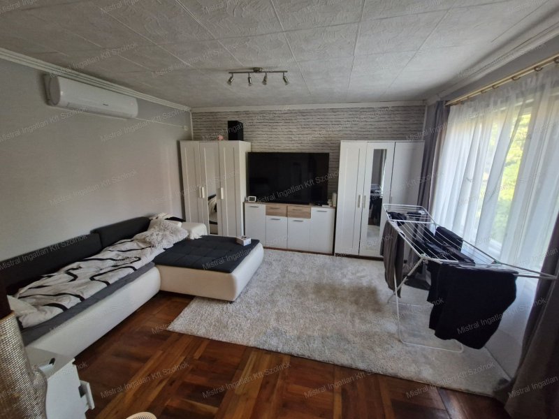 Szolnok Déli városrészén eladó 140 m2-es családi ház!