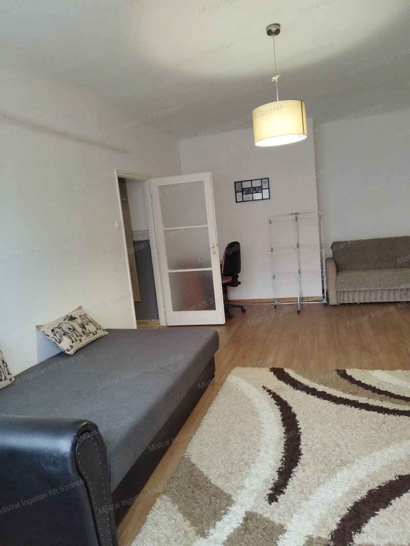 Szolnok , Tallinn városrészben , felújított , 50 m2-es lakás eladó!