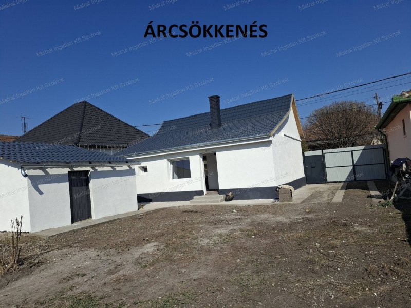 ÁRCSÖKKENÉS!!!!   Eladó Szolnokon a Pletykafaluban  egy felújított  családi ház