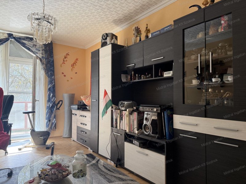 Szolnokon eladó 1. emeleti, 54 m²-es téglalakás!