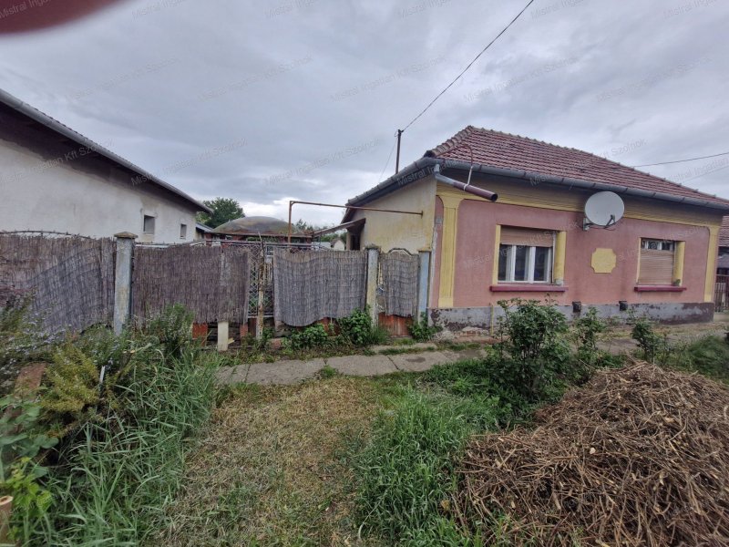Rákóczifalván eladó egy 65 m2-es 2 szobás felújítandó családi ház !