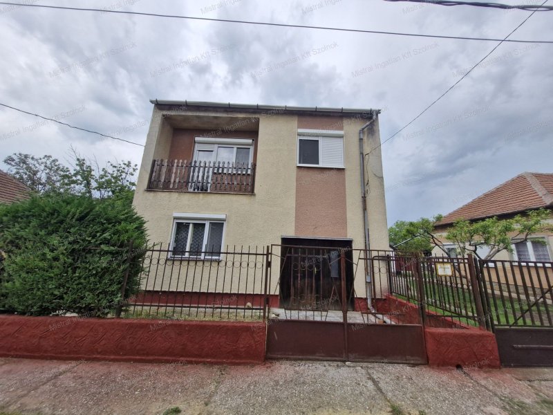Martfűn eladó egy 106 m2-es 3 szobás családi ház !