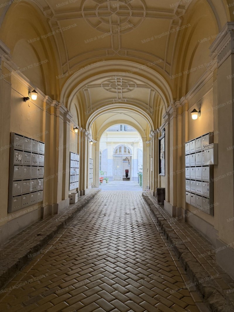 Eladó nagypolgári lakás a Nádor utcában!