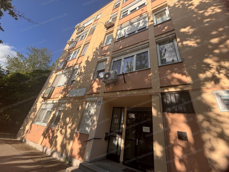 Tatabányán, Újvárosban, 1. emeleti, 1,5 szobás lakás eladó 