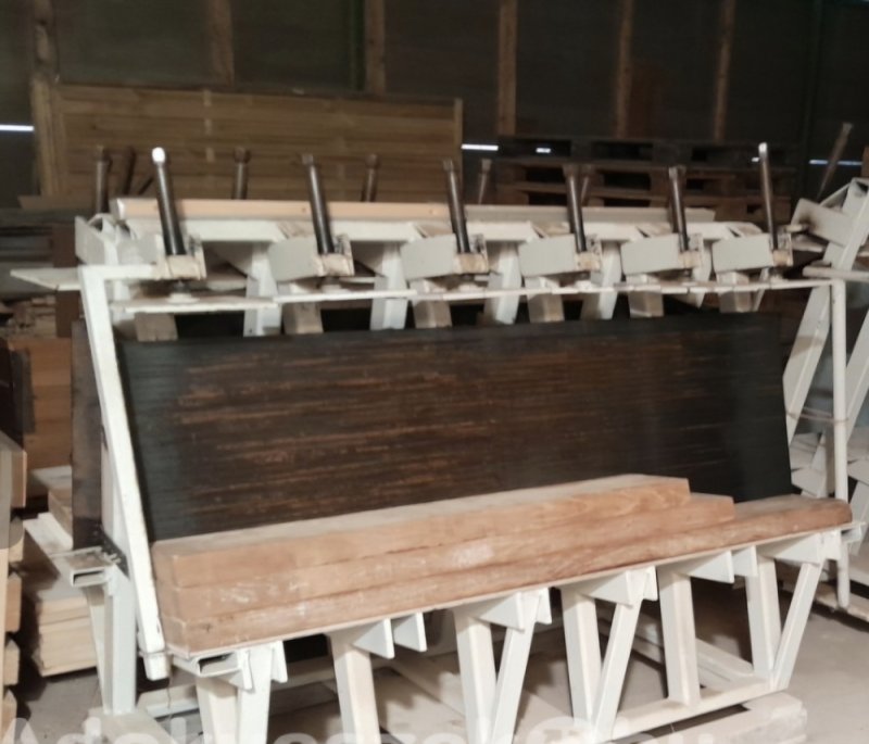 Mechanikus ragasztóprés Magasság:60cm, hossz: 130cm, szél:16cm.