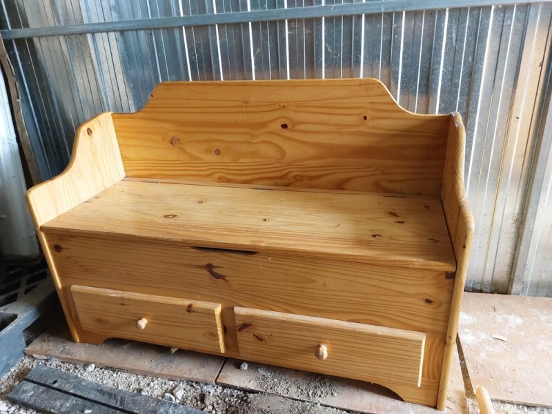 Fenyő konyhai pad felnyitható ülő rész 2 fiók  sz;112 hátlap;75 mély;45 cm használt kép szerinti állapot. ár ;25 ezer ft.