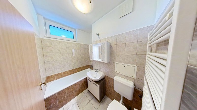 1 szobás, FÖLDSZINTI, ERKÉLYES, AZONNAL KÖLTÖZHETŐ tégla lakás, LIFTES, SZIGETELT házban eladó Veszprém Sorompó utcában.