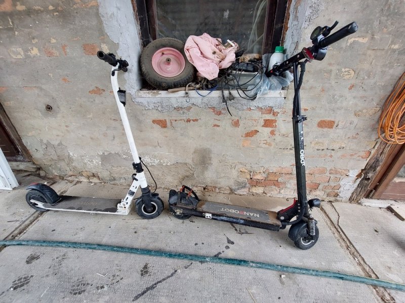 Egyben is eladó a képen látható 2 db elektromos roller teszteletlenek ahogy a képen látod nem tudok róluk semmit.Egyben 35 ezer ft/ 2 db.Csak személyes átvétel.