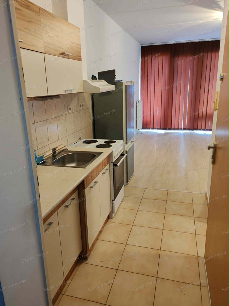 A tatabányai Express House Ingatlaniroda kínálatában, KIADÓ Tatabányán Gál István ltp. , a Szende Lajos utca 6, zártudvarban, földszinten, bútorozott, gépiesített 34 m2-es garzon társasházi lakás, 41 