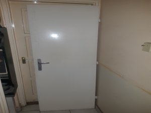 Ajtó tok nélkül teli 62x195cm jobbos falcos zárral kilinccsel
