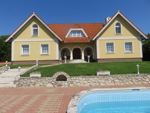 Cserszegtomajon eladó panorámás családi ház