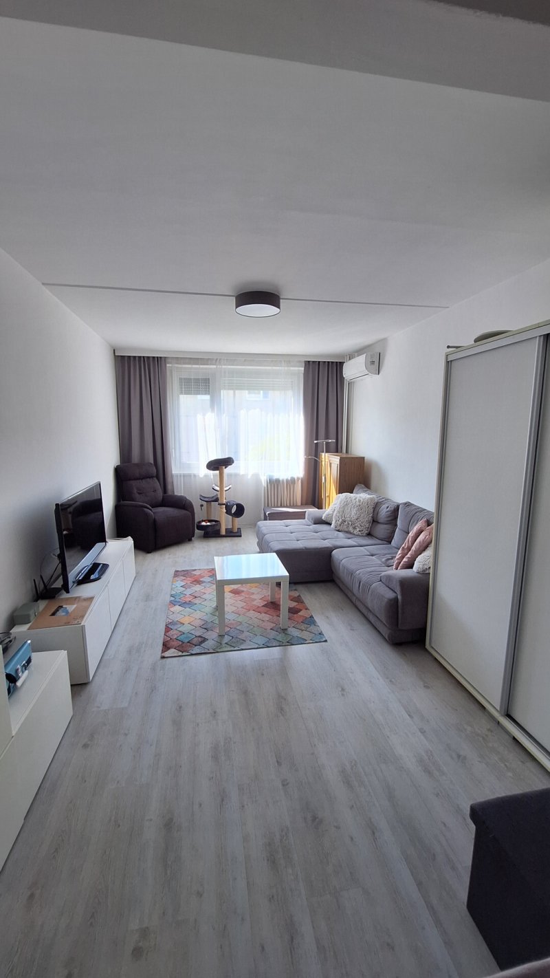 Eladó Győr Adyvárosban 53 m2-es felújított panel lakás.
