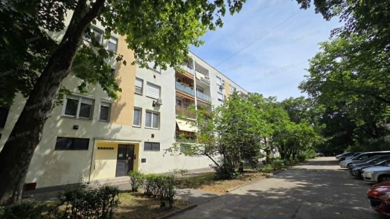 Kecskeméten a Hunyadivárosban eladó egy 3. emeleti, 27 nm-es, 1 szobás felújított lakás!