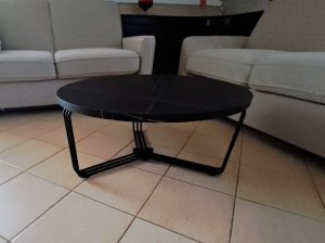 Kerek fekete dohányzóasztal,dekor csikkal