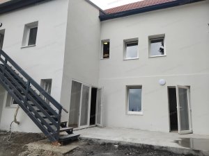 LAKÁS KERTTEL ÉS TÁROLÓVAL  Sopronban, csendes utcában ELADÓ egy kertre néző 57 m2-es, nappali (23 m2), konyha-étkező (17 m2) és 1 hálószobás (9.5 m2) tégla lakás.