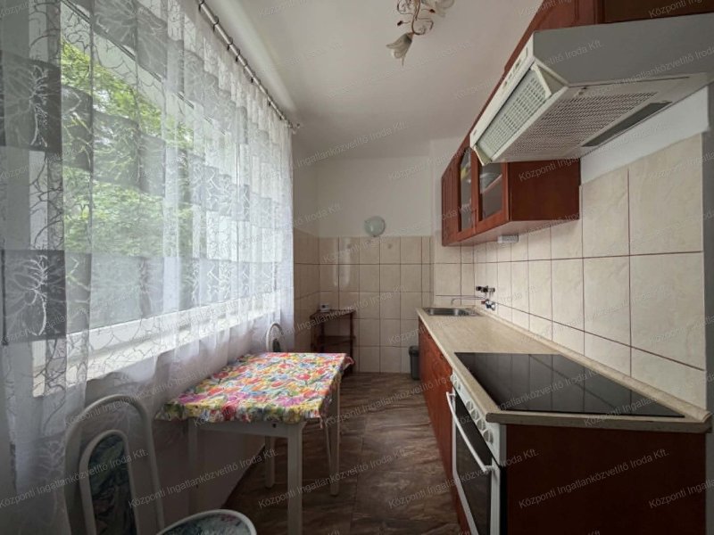 Tatabányán, Óvárosban, a Szabó Ignác utcában, felújított, 1. emeleti, 1 szobás lakás eladó