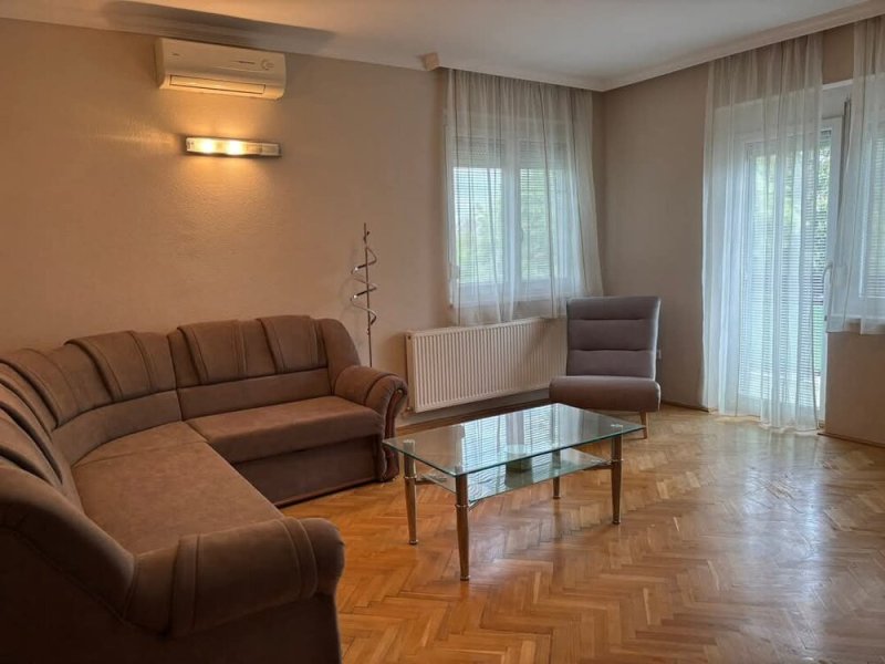 Nagyerdei körúton klímás, egyedi gázcirkós, nappali + 2 szobás lakás kiadó!