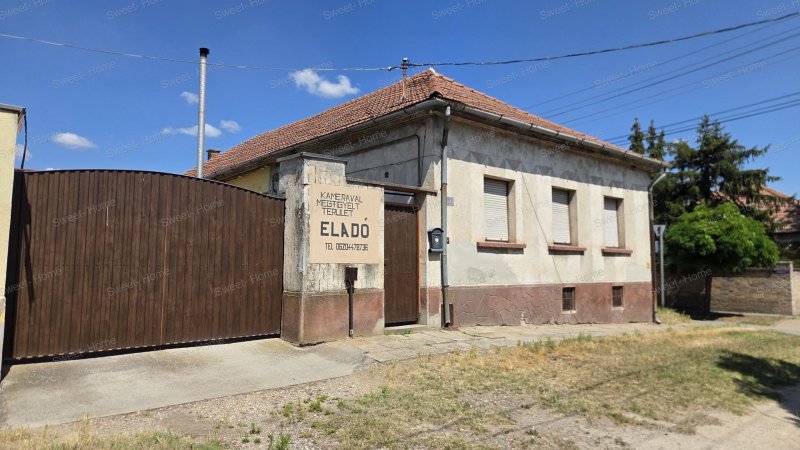 Nagykőrösön a Kecskeméti úton eladó, 711 nm-es összközműves telken lévő egy teljeskörűen felújított és egy felújítandó, össszesen 120 nm-es ingatlanegyüttes. 