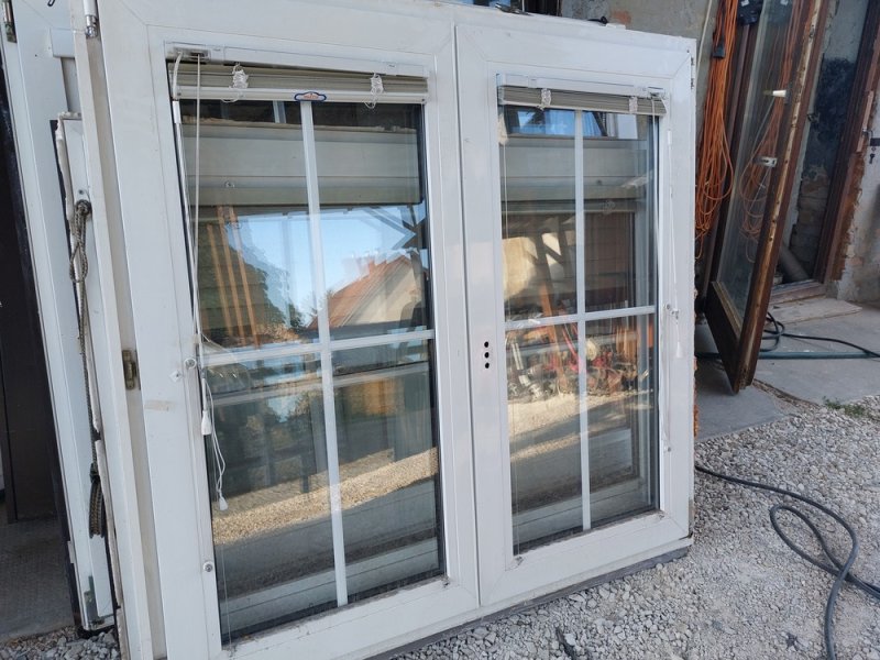 Elektromos alu redőnyős-távi rányitós bukó-nyiló reluxás 2 réteg hőszigetelt  disz osztós sz;125 x  m;122 cm kép szerinti  szép állapot  75 ezer ft akár csere is.