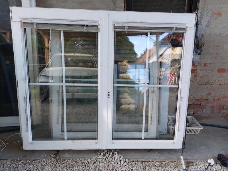 Elektromos alu redőnyős-távi rányitós bukó-nyiló reluxás 2 réteg hőszigetelt disz osztós sz;155 x m;127 cm kép szerinti szép állapot 95 ezer ft akár csere is.