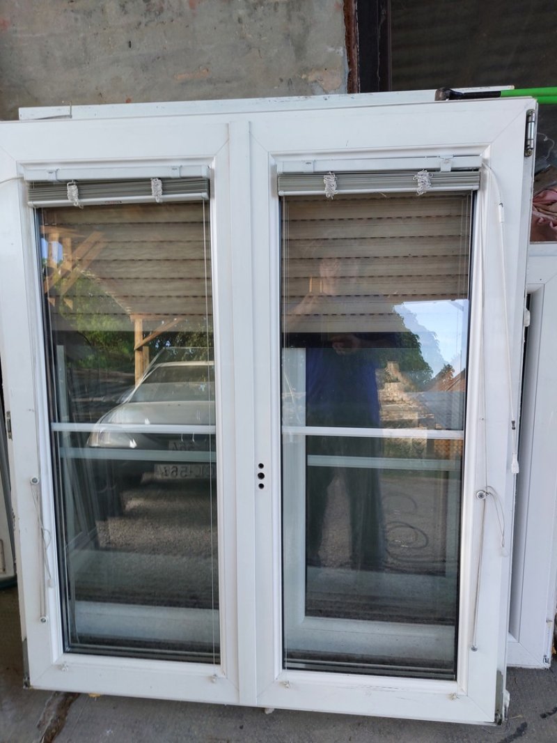 Alu redőnyős-bukó-nyiló sz;109 x m;128 cm reluxás 2 réteg hőszigetelt disz osztós kép szerinti szép állapot 58 ezer ft akár csere is.