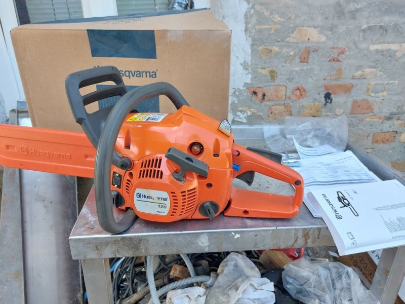 HUSQVARNA 120 Mark II  2022 04 29 napján vásárolt 1-szer használtuk azóta csak áll. Ára;55 ezer ft. Motor Teljesítmény  1,4 kW Lökettérfogat 38 cm³ Láncsebesség maximum teljesítményen 16,8 m/s 14" 3/8" H37 SN - EU 967 86 19‑03 Felszerelés Ajánlott vezetőlemez hosszúság, min. 35 cm Láncosztás 3/8" mini Ajánlott vezetőlemez hosszúság, max. 45 cm Lánctípus H37 Vezetőlemez hossza 35 cm Bar length 14 " 14" 3/8" H37 SN - EU 967 86 19‑03 Méretek Súly (vágófelszerelés nélkü