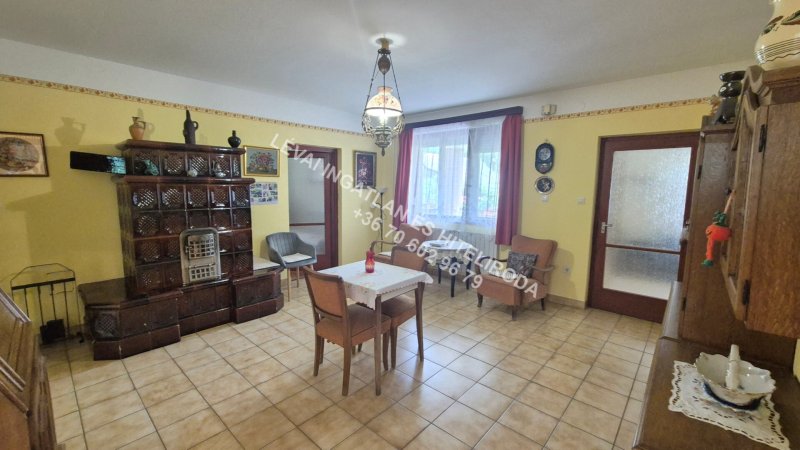 Békéscsaba kedvelt részén, a Lencsési lakótelep közelében tágas, kétszintes 5 szobás családi ház nagy telekkel eladó!