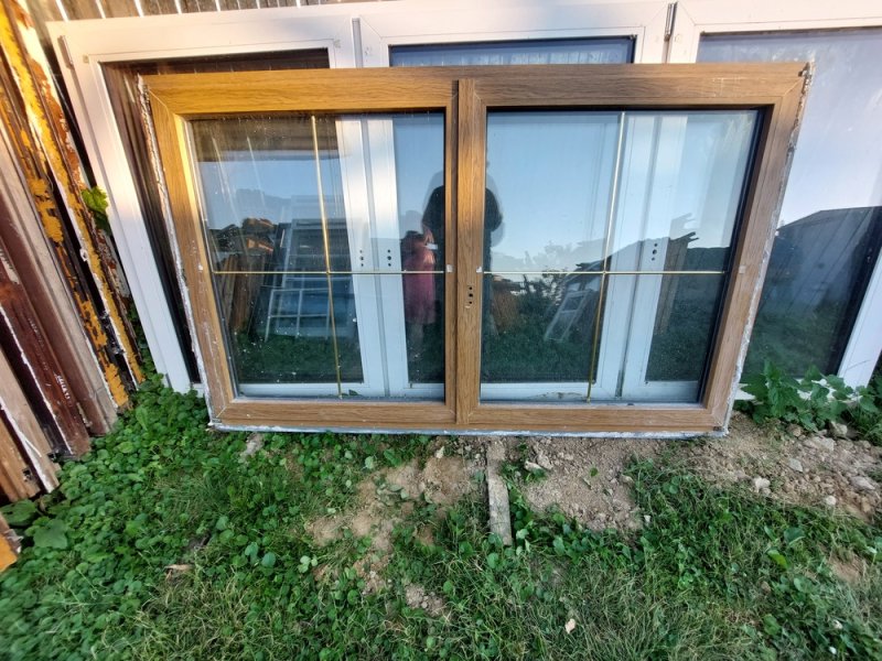 Műanyag sz;178 m;109  bukó-nyiló tok osztó nélküli  2 réteg üveg kivül barna aludekor üveg között arany osztás .Kép szerinti állapot  Eladó-cserélhető 65 ezer ft.