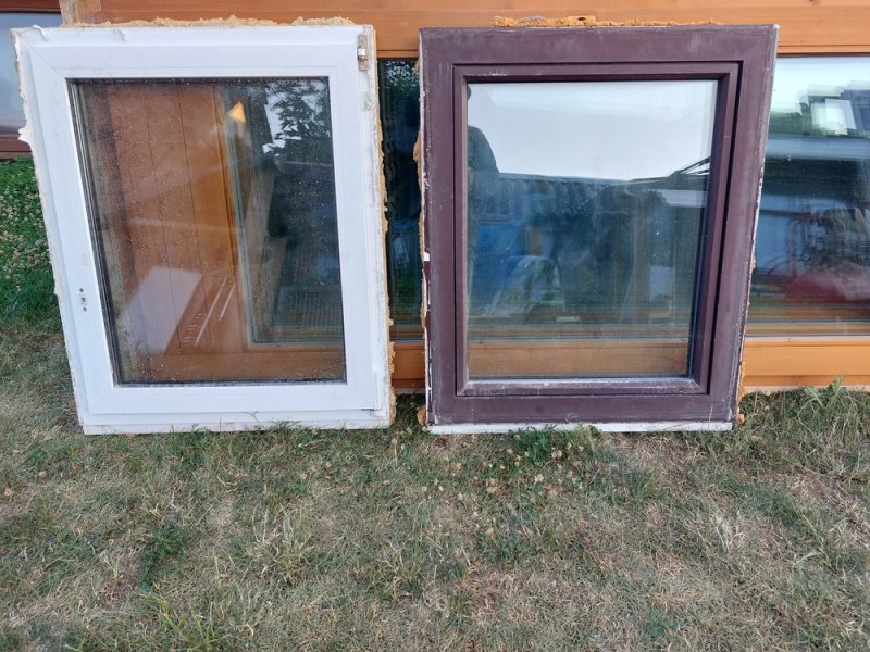 2 db Műanyag bukó-nyiló  3 réteg hőszigetelt üveg  sz;76 x m;94 cm kép szerinti állapot kivül aludekor egyben történő vételnél 30 ezer ft/db. ezer ft esetleg csere is.