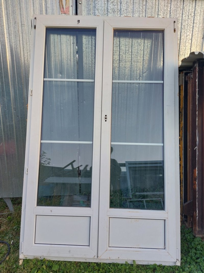 Műanyag bukó-nyiló  erkély ajtó 2 réteg hőszigetelt üveg  sz;127 x m;206 cm kép szerinti állapot belső kilincses  a padozatba 4 cm le süllyeszthető 120 ezer ft. ezer ft esetleg csere is.