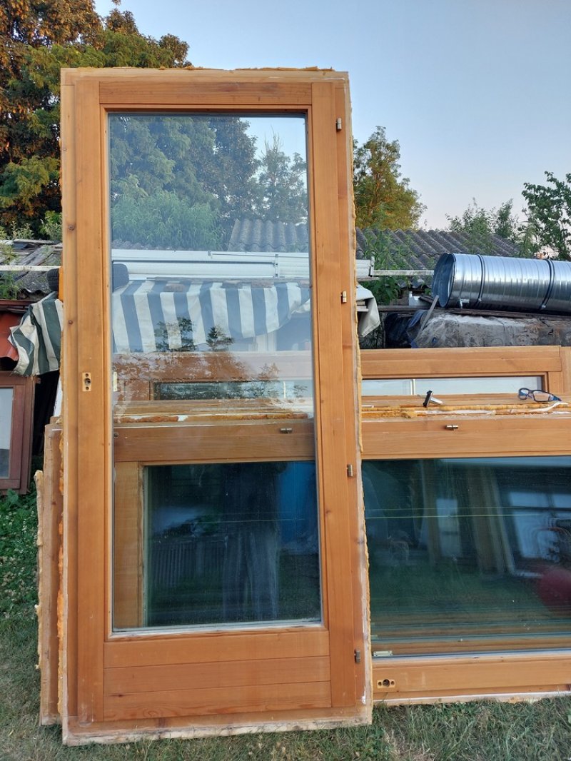 Fa nyiló  erkély ajtó 2 réteg hőszigetelt üveg  sima sz; 99 x 221 5 db, disz osztott 98 x 215 3 db, disz osztot 118 x 216 2 db. belső kilincses kép szerinti állapot a padozatba 4-5 cm le süllyeszthető felül 2-3 cm vágható. Egyben történő vételnél 25 ezer ft/db esetleg csere is.